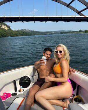 Kelsey Crane Instagram - Oh, Lake Austin you stole a piece of our 💕 Be back to surf your warm bath water soon🏄‍♀️ #holdmybeer🍺