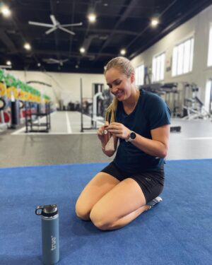 Kelsey-Lee Barber Instagram - Back to work today after a fun weekend off. Finishing off my session with a stretch, a little protein hit and topping up my hydration. 

#backtowork #throwandgym #doublesession #paris2024 #recovery #trueprotein #trueathlete #ad #trueproteinbar #chocolate #thenaturaledge #javelin #javelinthrow