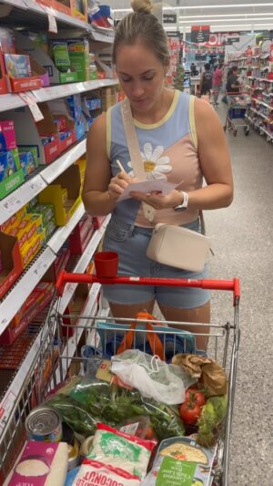 Kelsey-Lee Barber Instagram - Come with me on my weekly shop. 🛒🍓🥬🥩🍚

My key points:
- shopping list!
- lots of fresh veg and fruit
- good protein options (beef, chicken & fish)
- greek yogurt (I go through a lot of this)
- pantry staples (oats, rice & peanut butter)
- sweet treat (not always in my trolley but it is this week)
- delegate hubby with tasks so he doesn’t get side tracked and buy random goodies 🤪

Side note: 
A few of my staple items that were missing from this shop. Eggs- sold out. Milk, apples, bread rolls & a roasted chicken - already at home. 

#weeklyshop #groceries #shopping #freshvegandfruit #protein #pantrystaples #shoppinglist #athletelife #yoghurtfan #sweettreats #shoppingwithhubby