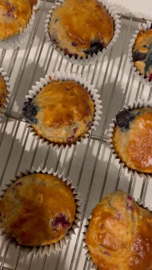 Kelsey-Lee Barber Instagram - Post training snack for the week. Berry, oat and protein muffins. 

Ingredients:
95g oats
150g AP flour
1 tsp baking powder
1/2 tsp baking soda
1/2 tsp cinnamon
1/2 tsp salt
2 scoops @trueprotein vanilla whey protein
1 cup milk
1 egg
1 tsp vanilla essence 
2 Tbsp honey
1/4 cup oil
1 cup berries

1. Mix together dry ingredients 
2. Mix together wet ingredients 
3. Add wet ingredients to dry and combine
4. Add berries and mix
5. Fill muffin cups
6. Bake at 180 degrees Celsius for 12-14 mins

I’m still tweaking the recipe but these are yum! 

#muffins #berrymuffins #snack #postrainingsnack #recovery #recipe #trueathlete #trueprotein #ad #trueathlete #thenaturaledge
