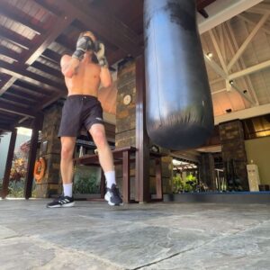 Kelvin Boerma Instagram - huwelijksreis ✈️🏖️🩳😍🥊⛳️🏃🏼🐡🪞🌅