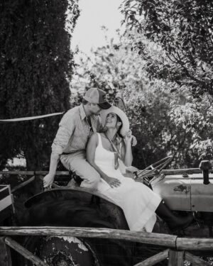Kelvin Boerma Instagram - 4 dagen lang hebben wij de liefde en het leven gevierd op een prachtige locatie in Italië ❤️. Gevuld met genoeg eten, drinken en al onze dierbare vrienden. Maar voordat iedereen zijn mooiste jurk en pak aantrok was het de dag ervoor tijd om terug te gaan naar waar het allemaal begon. Back to the farm 🚜🌾