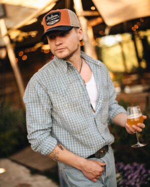 Kelvin Boerma Instagram - 4 dagen lang hebben wij de liefde en het leven gevierd op een prachtige locatie in Italië ❤️. Gevuld met genoeg eten, drinken en al onze dierbare vrienden. Maar voordat iedereen zijn mooiste jurk en pak aantrok was het de dag ervoor tijd om terug te gaan naar waar het allemaal begon. Back to the farm 🚜🌾