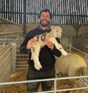 Kelvin Fletcher Instagram - Bloody look at him! 😍

@fletchersonthefarm

#lambing #spring #farmlife