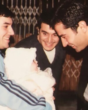 Kemal Uçar Instagram - hayatımdaki en güzel fotoğraflar serisi, bölüm 2: iki abim “Ezel” setinde yan yana geliyor. 

O zamanlar fasülye kıvamında olan Duru Uçar da Kenan amcasıyla tanışıyor😎

Son kare sürprizi ise canımız annemiz @ipekbilginipek 🤍

bu şahane fotoğrafları arşivinden çıkarıp veren @mustava01 
seviyorum seni basganım😊