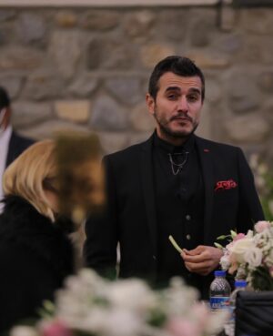 Kemal Uçar Instagram - cool fotoğraf serisine bi son verelim o halde. salatalık da mı yemicez🥸 📸: @irsad_ridvan 👔: @dsdamatonline & @damat_official