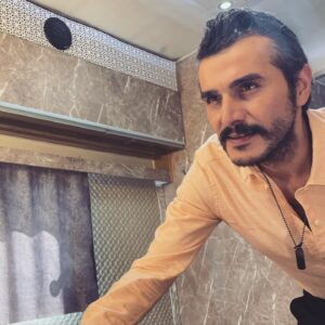 Kemal Uçar Instagram - duvardaki yazıyı okuyorumdur.
➡️