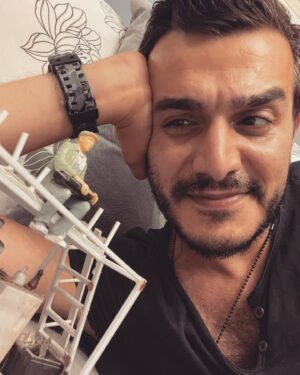 Kemal Uçar Instagram - kısıtlamalar kalkmak üzere olduğuna göre ufaktan başlasak mı? ne dersin dublörcüm? #dublörünhikayesi @tiyatromitos