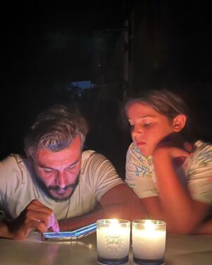 Kemal Uçar Instagram - çünkü hiçbir elektrik kesintisi "emmi"ciliği durduramaz🖤
bir maşallahınızı alırız...

#MaviUçar