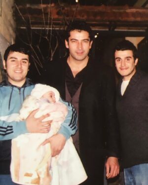 Kemal Uçar Instagram - hayatımdaki en güzel fotoğraflar serisi, bölüm 2: iki abim “Ezel” setinde yan yana geliyor. 

O zamanlar fasülye kıvamında olan Duru Uçar da Kenan amcasıyla tanışıyor😎

Son kare sürprizi ise canımız annemiz @ipekbilginipek 🤍

bu şahane fotoğrafları arşivinden çıkarıp veren @mustava01 
seviyorum seni basganım😊