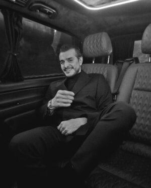 Kemal Uçar Instagram - klasik @avvaofficial pazarı💫🌬

styling; @neslisahh_ 
📷; @ayhanbaykall 
🚐; @shinefilmpictures 
⭐️: @turkiyelingo 
☘️; @pinarserkek 
👨‍👩‍👦‍👦; @abdullahbulutmanagement