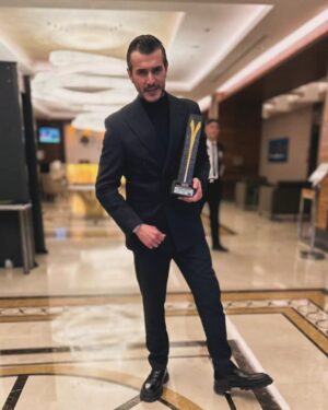 Kemal Uçar Instagram - dün akşamdan bize kalan...
öyle mutluyuz ki sıralamaya hiç takılmadım...
istedim ki seneler sonra baktığımızda alacağımız nice ödüllerin başlangıç gecesi olduğunu hatırlayalım🙂🙏

bütün @turkiyelingo aileme, seyircilerimize, her daim arkamızda olan ve bize destek veren @trt1 yöneticilerimize, aileme ve dostlarıma çok teşekkürler..

bir teşekkür de tabii ki @avvaofficial 'a😎
hem rahatız hem şık, daha ne olsun...
styling by @neslisahh_ 💫
