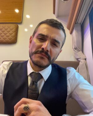 Kemal Uçar Instagram - ah be sir erman arsoy…
son set gününde bile hala janti, hala tehlikeli, hala kafası hafiften gidik😊
tek tesellimiz birlikte iyi bir iş çıkarttık galiba, ne dersiniz?

#hayatımınşansı