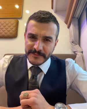 Kemal Uçar Instagram - ah be sir erman arsoy…
son set gününde bile hala janti, hala tehlikeli, hala kafası hafiften gidik😊
tek tesellimiz birlikte iyi bir iş çıkarttık galiba, ne dersiniz?

#hayatımınşansı
