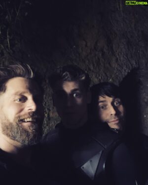 Ken Duken Instagram - Let’s face it @danny_griffin_ your dads are #nutters #robjamescollier @fatenetflix #fatethewinxsaga #saulandandreas #parents #badboy #goodboy #netflix @netflix #behindthescenes #throwback #momyanddaddy 😉🙈🤙🔥😘