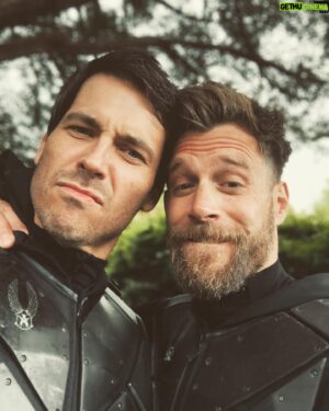 Ken Duken Instagram - Let’s face it @danny_griffin_ your dads are #nutters #robjamescollier @fatenetflix #fatethewinxsaga #saulandandreas #parents #badboy #goodboy #netflix @netflix #behindthescenes #throwback #momyanddaddy 😉🙈🤙🔥😘