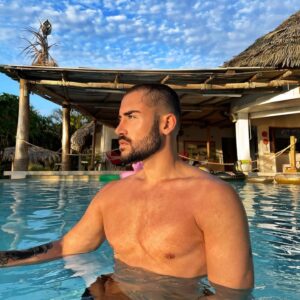 Ken Quer Instagram - Mes Chichis ! On remet vite les maillots ! J’embarque qui dans ma prochaine valise ? 🏝