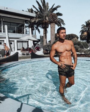 Ken Quer Instagram - Mes chichibinw ♥️ cet été c’est tout détente ! Dites moi avec qui aimeriez vous partager ces moment là ? Crush, famille, amis ?