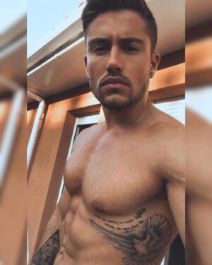 Ken Quer Instagram - Hola mes mes Beautés ! J’espère que vous allez bien ! Je vous envoi pleins d’ondes positives ♥️ Je suis trop content, je commence a voir les premiers résultats de ma reprise du sport 🏋️‍♀️