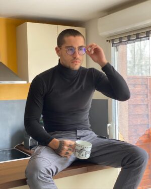 Ken Quer Instagram - Bonsoir mes Chichibinw, rendez vous ce soir pour un épisode inédit de la Villa des cœurs brisés TFX ! Callé sur le canap avec un petit thé de grand mère 👵🏼☕️