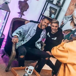 Ken Quer Instagram - Mes Pamprenelles, bientôt l’interview  Sam Zirah !.
Vous en découvrirez plus sur la personne que je suis, ma vie, mon passé, et comment j’ai vécu mon aventure dans la Villa Des Cœurs Brisés 💔 Amour et Amitié vous saurez tout ! gros bisous à tous !!! 😘 un grand merci aussi à @samzirah et son équipe pour l’accueil juste au top 👌🏼