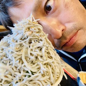 Ken Yasuda Instagram - #映画 #私はいったい何と闘っているのか 公開中
#しらす丼 #駿河湾沼津SA
#睨み飯