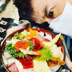 Ken Yasuda Instagram - #睨み飯 #令和丼
#ロケ #昼休憩
#らせんの迷宮