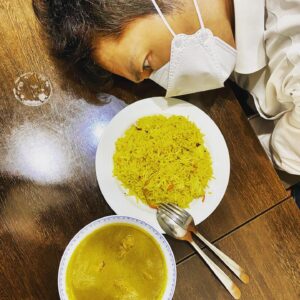 Ken Yasuda Instagram - #睨み飯 #ロケ #休憩中
#チキンカレー #レモンライス #激旨
#らせんの迷宮 ㊗️#再開 ！
ヽ(´▽｀)/