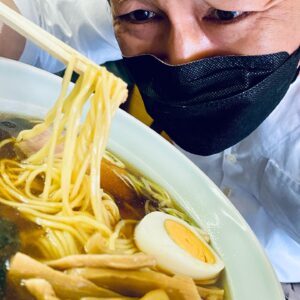 Ken Yasuda Instagram - ロケ先にて。感涙。
歴史的お味。ンマーイ！
#睨み飯