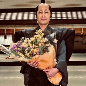 Ken Yasuda Instagram - #田沼意次 は『史実の人』であるのはもちろん、時代劇において、これまで錚々たる名優さんたちが演じられてきた『役名』でもあります。その解釈、『役柄』や描き方は作品によって様々でしょうが、『田沼意次』という『役名』に選ばれ、受け、継げることは、光栄でした。
感謝申し上げます🫡
ありがとうございました。

２度目のすっぽん🐢
マネージャーさんと労いましたとさ👏

#大奥 #クランクアップ