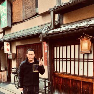 Ken Yasuda Instagram - #田沼意次 は『史実の人』であるのはもちろん、時代劇において、これまで錚々たる名優さんたちが演じられてきた『役名』でもあります。その解釈、『役柄』や描き方は作品によって様々でしょうが、『田沼意次』という『役名』に選ばれ、受け、継げることは、光栄でした。
感謝申し上げます🫡
ありがとうございました。

２度目のすっぽん🐢
マネージャーさんと労いましたとさ👏

#大奥 #クランクアップ