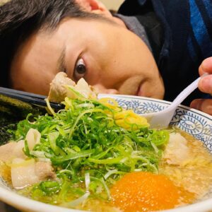 Ken Yasuda Instagram - 肉そば！クセになる！
求めていたラーメン、見つけちゃった。
大満足ヽ(´▽｀)/
現場戻りまーすっ。
#アリバイ崩し承ります
#睨み飯