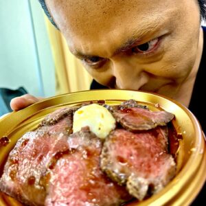 Ken Yasuda Instagram - 待機中。めちゃ旨。
#睨み飯
#ローストビーフ丼
#大奥 #フジテレビ