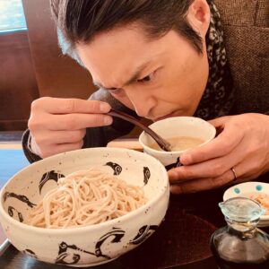 Ken Yasuda Instagram - ロケ合間。辛味おろしそば。
絶品。
#睨み飯
#アリバイ崩し承ります