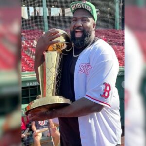 Kendrick Perkins Instagram - @richardajefferson caught a stray during @kendrickperkins’ time with the Larry O’Brien trophy 😅
