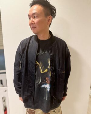 Kenji Yamauchi Instagram - 。
今日は子供が起きてるうちに帰れたので、帰ってすぐに遊んで攻撃を喰らいました😂

とりあえず少しだけ遊んで自分の晩ごはんを何とか食べ切りましたー😂😂😂

さてさて、YouTubeでほぼ休眠中のサブチャンネル、ニャンチューバーねこうちさんの部屋のほうのチャンネルをもうビンテージTシャツのチャンネルにしようと思います🖐️

海外から買ったTシャツの開封動画、プライベートの時のショッピング動画などなど😂

かなりマニアックになると思うので、たまに覗いてみてくださいー🫡🫡🫡

まだやってないのでスタートしたら告知します💁

そして猫のほうはインスタでやっていきたいと思います🐈

そう、ニャンスタグラムです🐈🐈🐈

そんな私のTシャツはavalonさんで買ったFF8🖐️

スコールレオンハートというキャラが載ってるらしいのですが、やったことないので誰が誰か分かりません😂

アウターはイッセイミヤケ✖️ツモリチサト

そしてパンツがデッドストックで買ったデザートカモ🖐️

この明るい感じのデザートカモめちゃくちゃ好きです👍

上もデザートカモのやつでいいのあったら買いたいなぁと思ってます😂😂😂

#ヴィンテージ
#ヴィンテージTシャツ
#vintage
#vintagetee 
#vintagetshirt 
#かまいたち山内