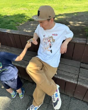 Kenji Yamauchi Instagram - 。
いい天気🖐️

昨晩は早めに波の音をかけて寝たので頭スッキリ🛀

そんな私はanimagicTシャツ🖐️🖐️🖐️

あと少しでコンプリートやなぁ🔥🔥🔥🔥🔥

そして、むぎちゃんとの写真🐕

体重は腕で支えてむぎにはかけてませんので🖐️

いちいち言うてくる人がいる、そんな時代です😂

#ヴィンテージ
#ヴィンテージTシャツ
#vintage
#vintagetee 
#vintagetshirt 
#animagic
#かまいたち山内