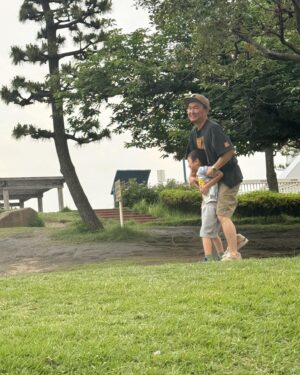 Kenji Yamauchi Instagram - 。
休みの日、公園2つはしご😂

もうほぼ公園😂😂😂

エンドレス鬼ごっこandかくれんぼ

捕まえても終わることはない

たしかに自分が子供の時にお父さんの休みの日嬉しかったなぁと思い出した😂😂😂

休みの日の方がスタミナつかいますね♨️

そんな私のTシャツはhumorさんで買ったドラゴンボールのベジータTシャツ👍

ベジータかっこいいよなぁ

そしてパンツは、やっと店舗に行けたアメ村の
it's a beautiful dayさんで買ったデッドストックのディッキーズのハーフパンツ🖐️🖐️🖐️

ハーフパンツは涼しくて最高です😂😂😂デニムで汗だく嫌だから多用します😂

追伸

今日は特殊詐欺を未然に防ぎまくりの弟の誕生日でした😂

おめでとう㊗️🎈

#ヴィンテージ
#ヴィンテージTシャツ
#vintage
#vintagetee 
#vintagetshirt 
#ドラゴンボール
#dragonball 
#ベジータ
#かまいたち山内