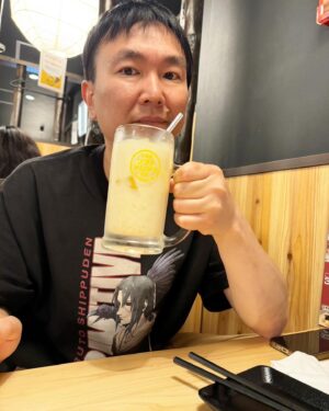 Kenji Yamauchi Instagram - 。
今日は家族で鳥貴族へ🖐️

相変わらずミックスジュースめちゃくちゃ美味かった😂

息子は1番好きなメニューがポテト😂😂😂

芋の甘みが他のお店のポテトより凄くあるし、ケチャップとバターのディップの感じ、まだ食べたことない人はオススメです👍

そんな私は穢土転生うちはイタチTシャツ😂

めちゃくちゃいいこれ🔥🔥🔥

穢土転生シリーズもっと出して欲しいな😂

最近アニメTシャツが多いから、他買ってないと思われがちですが、MovieTシャツもコツコツ集めてます🫡

今日もボブマーリーのONE LOVEのMovieTシャツ買いに行って、まぁ色々あって😂😂😂OMAETACHIブログに魂の叫びを書いたので読んでくださいな😂

#ヴィンテージ
#ヴィンテージTシャツ
#vintage
#vintagetee 
#vintagetshirt 
#naruto 
#うちはイタチ 
#かまいたち山内