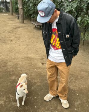 Kenji Yamauchi Instagram - 。
今日は休みで子供たちと公園を２つ、はしごしました。

子供たちの体力の凄さ、めちゃくちゃ遊んでんのに遊んでくれよ攻撃

感情が一瞬、無になりました😂😂😂

子供ができて公園の大事さって分かりますよね🛝

色んな公園見て回るのは勉強なります😂

そんな私のTシャツは、泥まみれになった手で触られるかもしれないのも覚悟でAKIRA Tシャツ😂😂😂

MANGA社から出たユーロのAKIRA Tシャツですね✋

カバーオールは黒がカーハート、その後着替えて1950sくらいのなんかのカバーオール✋✋✋

パンツはカーハートのダブルニー✋

もっと履いて履いていい感じにしたいけど、生地が丈夫過ぎてマジで100年くらい持ちそうよね😂😂😂

マシュマロ焼いて食べれる公園で、マシュマロ久々に食った😂😂😂

#ヴィンテージ
#ヴィンテージTシャツ
#vintage
#vintagetee 
#vintagetshirt 
#akira 
#carhartt 
#かまいたち山内