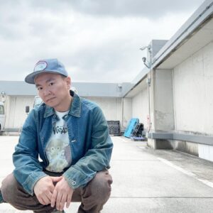 Kenji Yamauchi Instagram - 。
今日は朝子供を送ってからの色々雑務をこなした✋

クリーニング出しに行ったり持って帰ってきたりラジバンダリ

腰が痛いから仕事終わりにオリスパ行こうか迷い中😂😂😂

どっかオススメのゴッドハンド店ありますか？東京の接骨事情が疎いです😑

そんな私のTシャツは灰羽連盟やserial experiments lainの安倍先生のNieA_7(ニア アンダーセブン)のTシャツ✋✋✋

サイズ完璧✋✋✋✋✋

これいいでしょー😂😂😂

アウターは大戦モデルの2ポケの4つボタンのお手本のようなカバーオール😆

#ヴィンテージ
#ヴィンテージTシャツ
#vintage 
#vintagetee 
#vintagetshirt 
#ニアアンダーセブン 
#niea_7 
#安倍吉俊 
#灰羽連盟
#かまいたち山内