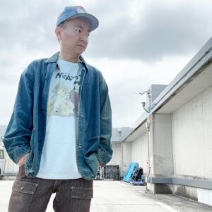 Kenji Yamauchi Instagram - 。
今日は朝子供を送ってからの色々雑務をこなした✋

クリーニング出しに行ったり持って帰ってきたりラジバンダリ

腰が痛いから仕事終わりにオリスパ行こうか迷い中😂😂😂

どっかオススメのゴッドハンド店ありますか？東京の接骨事情が疎いです😑

そんな私のTシャツは灰羽連盟やserial experiments lainの安倍先生のNieA_7(ニア アンダーセブン)のTシャツ✋✋✋

サイズ完璧✋✋✋✋✋

これいいでしょー😂😂😂

アウターは大戦モデルの2ポケの4つボタンのお手本のようなカバーオール😆

#ヴィンテージ
#ヴィンテージTシャツ
#vintage 
#vintagetee 
#vintagetshirt 
#ニアアンダーセブン 
#niea_7 
#安倍吉俊 
#灰羽連盟
#かまいたち山内