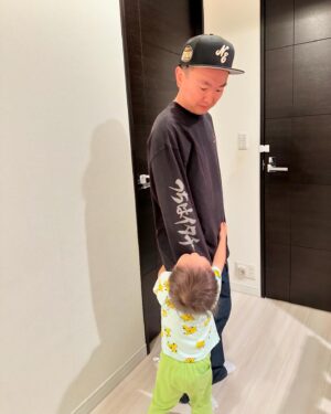 Kenji Yamauchi Instagram - 。
YouTubeの企画のベール買いに入ってた『うちはイタチ』のロンT😆😆😆

これはめちゃくちゃ良かったです😂

最高😂😂😂😂😂

生地めちゃくちゃしっかりしてるのよ😂

袖プリも最高👍

息子に引っ張られたので右だけ伸びております🖐️

そして、昨日の鬼連チャンの影響でうちの弟がコンビニで声かけられまくりらしいです😂😂😂

どういう状況？😂

行く人はなんか買ってあげてくださいね😂😂😂

#ヴィンテージ
#ヴィンテージTシャツ
#vintage
#vintagetee 
#vintagetshirt 
#うちはイタチ
#naruto 
#かまいたち山内