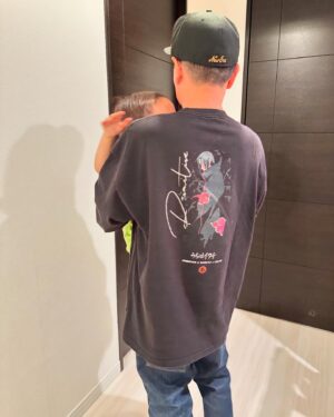 Kenji Yamauchi Instagram - 。
YouTubeの企画のベール買いに入ってた『うちはイタチ』のロンT😆😆😆

これはめちゃくちゃ良かったです😂

最高😂😂😂😂😂

生地めちゃくちゃしっかりしてるのよ😂

袖プリも最高👍

息子に引っ張られたので右だけ伸びております🖐️

そして、昨日の鬼連チャンの影響でうちの弟がコンビニで声かけられまくりらしいです😂😂😂

どういう状況？😂

行く人はなんか買ってあげてくださいね😂😂😂

#ヴィンテージ
#ヴィンテージTシャツ
#vintage
#vintagetee 
#vintagetshirt 
#うちはイタチ
#naruto 
#かまいたち山内