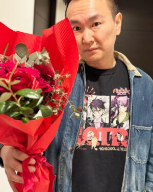 Kenji Yamauchi Instagram - 。
仕事終わり、クライアントさんからお花をもらったんだ💐

花はいいよなぁ

歳をとればとるほど、花はいいよなぁ

花火もいいよなぁ

子供の頃は花火大会の夜店にしか興味なかったけど、大人になると花火はいいよなぁ

そんな私のTシャツはanimagic✋✋✋

あと数枚でコンプリートちゃうかなー

どっかのタイミングで確認しないと😂😂😂

そしてカバーオールは鉄道系の大戦カバーオール✋

昔の鉄道系の仕事の人が着てたやつらしい

襟のとこだけ素材違うのもグッド👍裏生地もあったかくてナイス👍

パンツはlevi'sのコーデュロイのブッシュパンツ✋

#ヴィンテージ
#ヴィンテージTシャツ
#vintage
#vintagetee 
#vintagetshirt 
#animagic
#かまいたち山内