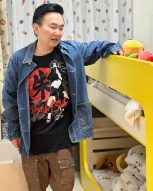 Kenji Yamauchi Instagram - 。
子供部屋に新しいベッドが届きました✋

2段ベット🛀🛀🛀

長男と次男で寝てもらってます😂

長男が2段目で次男が1段目✋

寝ぼけて落ちないか心配してたけど大丈夫でした😂

そんな私のTシャツはNARUTOのイタチTシャツ👍

イタチのは全部カッコいいよね

イタチ単体Tシャツと暁Tシャツは集めていきます😂

鬼鮫も欲しい😂😂😂

#ヴィンテージ
#ヴィンテージTシャツ
#vintage
#vintagetee 
#vintagetshirt 
#naruto 
#かまいたち山内