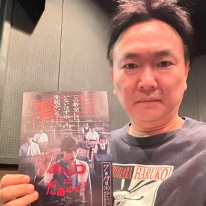 Kenji Yamauchi Instagram - 。
今日は朝から7月19日から公開の渋谷凪咲主演の映画

『あのコはだぁれ？』の試写会に行ってきた🖐️

なんかタイミングをミスって、松竹の社長様や重役様しかいない回に行ってしまった

全員偉い人たち、、、その中に俺が1人だけ、、、

あのコはだぁれ？

じゃなくて

あの方達はどなたでしょう？

でした。

映画はというと、、、めちゃくちゃ怖かった😱😱😱

凪咲がどんな演技するのか目線で見てしまうかなーって思ってたけど、そんな事はもうすぐ忘れて完全に見入ってしまった🛀

凪咲はホラー映画女優一本で生きていけます😂😂😂

呪怨の清水監督全開のジャパニーズホラー🔥

ヤバかったです👍👍👍是非是非みんな19日！観に行きましょう👍👍👍

勝手に大PRでした🖐️

そんな私のTシャツはFLCLのスカーフェイスパロディ🖐️

適度な値段のを見つけれたので買いました🖐️🖐️🖐️

モノトーンな感じがかっこいい😎

そして何より激アツはgiantのCAP🔥🔥🔥

テンションの上がるgiantタグ、それのCAP🔥

これめちゃくちゃ探してて、やっと見つけて🔥

届くまでサイズいけるかなーって不安だったけど、これはOKでしょ👍👍👍

個人的にベストバイクラスの嬉しい買い物でした😂😂😂

そして息子をローネスのりんこちゃんとこに連れてきてカットしてもらってます😂😂😂

南青山カット小僧

シティボーイやなぁ😂😂😂

#あのコはだぁれ 
#渋谷凪咲
#ヴィンテージ
#ヴィンテージTシャツ
#vintage
#vintagetee 
#vintagetshirt 
#flcl 
#かまいたち山内