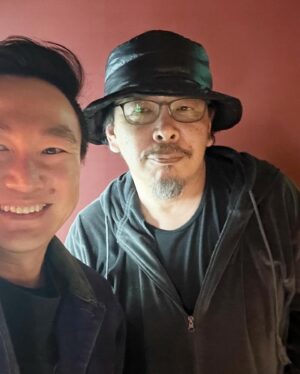 Kenji Yamauchi Instagram - 。
次男はピースが1本になるタイプです

いつか2本になるはずです😂😂😂

先日シャーマンキングの武井先生とお会いした😆

武井先生がいるとは知らずに行った食事会でお会いしたのでシャーマンキングのTシャツをこの時は着ていなかった😭

なので急遽、シャーマンキングのTシャツ着てるインスタを武井先生に見せた🔥

、、、知らんがなと思われたかなー😂😂😂

そんな私のTシャツはシャーマンキング✋

Tシャツ買って、移動中とかも読みたい欲が増したので本で持ってたのを最近電子書籍で全巻買った矢先に武井先生と遭遇🔥🔥🔥🔥🔥

Tシャツ引き寄せの法則です🌸

#ヴィンテージ
#ヴィンテージTシャツ
#vintage
#vintagetee 
#vintagetshirt 
#シャーマンキング 
#かまいたち山内