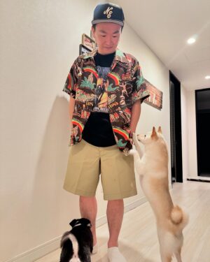 Kenji Yamauchi Instagram - 。
暑くなってまいりました

でも明日は雨で寒いらしい😂

今年も短パンを履きはじめました🖐️

一回履いたら長ズボン履けなくなるよね😂😂😂

むぎちゃんと嫁の母のワンちゃんのチェイスに匂いチェックされてます😂😂😂

Tシャツはanimagic🖐️🖐️🖐️

そしてハンドレッドさんで買ったアロハシャツ🖐️

アロハめちゃくちゃいいわぁ🛀

ほんまに涼しい👍

個人的にアロハの推しポイントとして、袖が基本長いのよね、だからシャツ着た時にTシャツがシャツの袖からはみ出るあのダサい感じにアロハはならないのがめちゃくちゃありがたい😂😂😂

#ヴィンテージ
#ヴィンテージTシャツ
#vintage
#vintagetee 
#vintagetshirt 
#アロハ 
#アロハシャツ
#aloha 
#animagic
#かまいたち山内