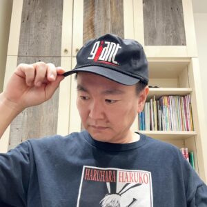 Kenji Yamauchi Instagram - 。
今日は朝から7月19日から公開の渋谷凪咲主演の映画

『あのコはだぁれ？』の試写会に行ってきた🖐️

なんかタイミングをミスって、松竹の社長様や重役様しかいない回に行ってしまった

全員偉い人たち、、、その中に俺が1人だけ、、、

あのコはだぁれ？

じゃなくて

あの方達はどなたでしょう？

でした。

映画はというと、、、めちゃくちゃ怖かった😱😱😱

凪咲がどんな演技するのか目線で見てしまうかなーって思ってたけど、そんな事はもうすぐ忘れて完全に見入ってしまった🛀

凪咲はホラー映画女優一本で生きていけます😂😂😂

呪怨の清水監督全開のジャパニーズホラー🔥

ヤバかったです👍👍👍是非是非みんな19日！観に行きましょう👍👍👍

勝手に大PRでした🖐️

そんな私のTシャツはFLCLのスカーフェイスパロディ🖐️

適度な値段のを見つけれたので買いました🖐️🖐️🖐️

モノトーンな感じがかっこいい😎

そして何より激アツはgiantのCAP🔥🔥🔥

テンションの上がるgiantタグ、それのCAP🔥

これめちゃくちゃ探してて、やっと見つけて🔥

届くまでサイズいけるかなーって不安だったけど、これはOKでしょ👍👍👍

個人的にベストバイクラスの嬉しい買い物でした😂😂😂

そして息子をローネスのりんこちゃんとこに連れてきてカットしてもらってます😂😂😂

南青山カット小僧

シティボーイやなぁ😂😂😂

#あのコはだぁれ 
#渋谷凪咲
#ヴィンテージ
#ヴィンテージTシャツ
#vintage
#vintagetee 
#vintagetshirt 
#flcl 
#かまいたち山内